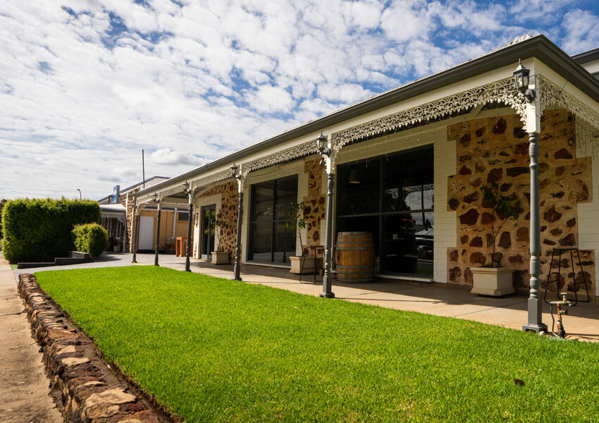Lyndoch-Hotel-Red-Room-Restaurant-Dining-Lunch-Dinner-Barossa-Bistros